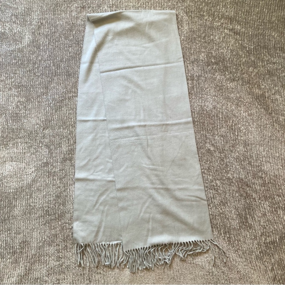 100%‎ Cashmere Light Gray Ice Blue Fringe Scarf Made in Scotland Soft Elegant